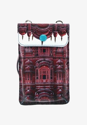 Petite pochette en cuir avec un design architectural rouge détaillé et une fermeture à bouton-pression turquoise sur un rabat blanc.