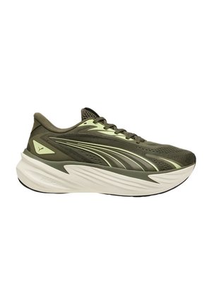 Vista lateral de una zapatilla de correr verde oliva con detalles en verde claro y una suela blanca gruesa diseñada para uso deportivo.