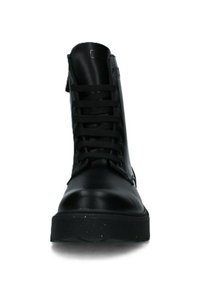 Stivali alla caviglia in pelle nera con design a lacci, punta rotonda e suola in gomma texture. Presentano occhielli in metallo e dettagli cuciti.