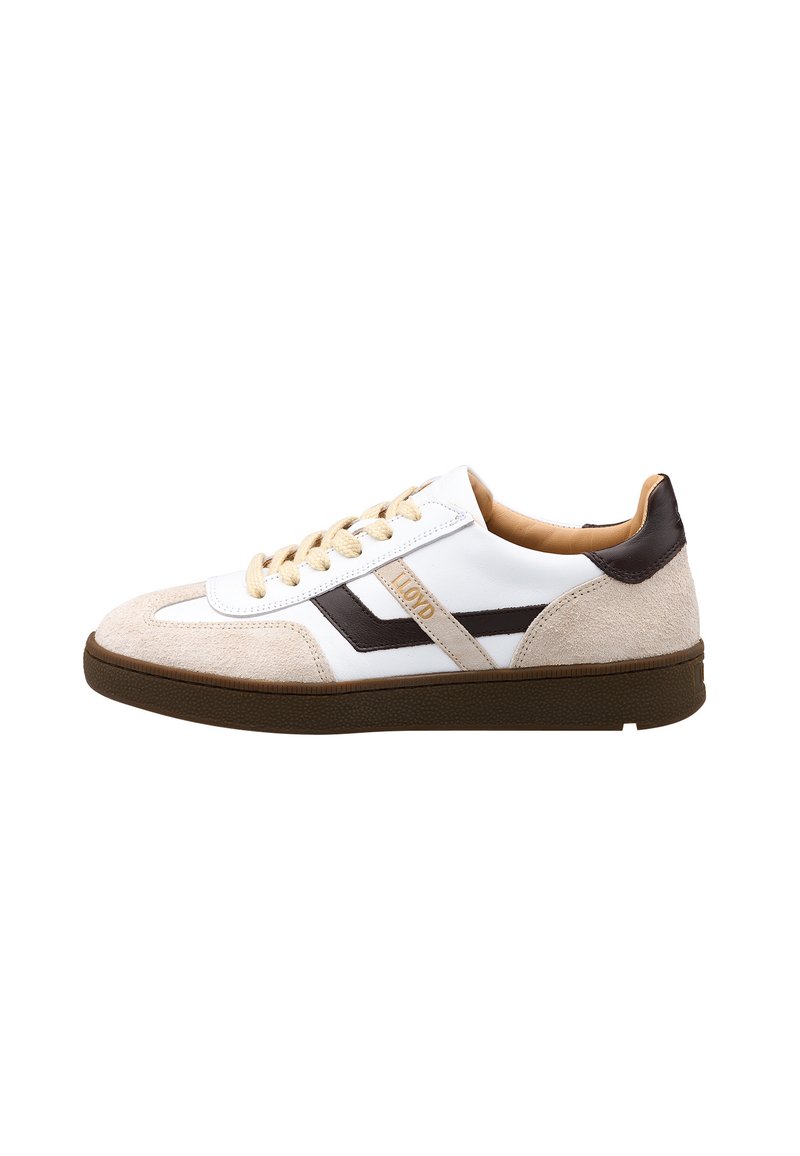 Weiße Sneaker mit beigem Wildleder an Zehen und Ferse, braunen Akzenten und hellbeigen Schnürsenkeln. Sie verfügen über eine strukturierte Gummisohle und ein Logodetail an der Seite.