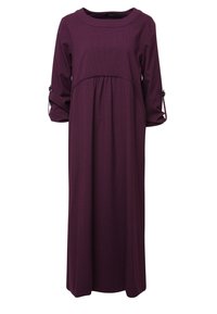 Longue robe violette en tissu texturé, comportant un col arrondi, une taille froncée et des manches trois-quarts avec des accents de poignet.