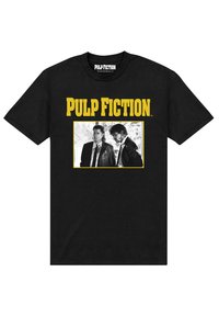 Černé bavlněné tričko s barevným grafichem "Pulp Fiction" se žlutým textem a černobílým obrázkem dvou postav v oblecích.