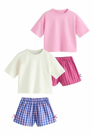 To sæt med korte ærmer og shorts: en pink top med pinkstribede shorts og en hvid top med blå- og pinkternede shorts.