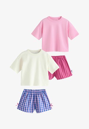 To sæt med korte ærmer og shorts: en pink top med pinkstribede shorts og en hvid top med blå- og pinkternede shorts.