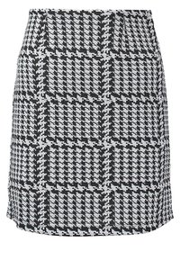 Jupe mini droite à motif pied-de-poule noir et blanc, avec une taille ajustée et sans fermetures visibles.