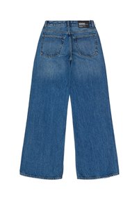 Jeans de mezclilla azul de pierna ancha con un lavado desgastado. Cuenta con cinco bolsillos y una cinturilla con marca. El material tiene una textura resistente.