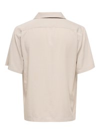 Chemise beige à manches courtes avec un ourlet droit et un col classique, vue de dos sur fond blanc.