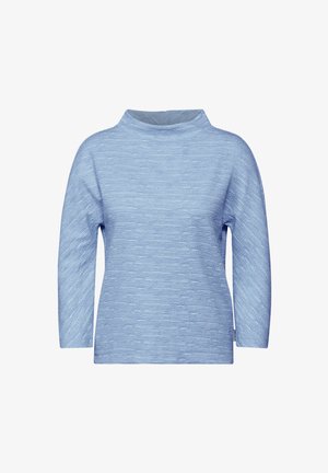 Pull léger bleu clair à col montant, manches 3/4, tissu texturé avec un motif à rayures subtil, et coupe ample.
