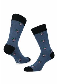 Niebieskie skarpetki z czarnym mankietem i palcem, z powtarzającym się wzorem szklanek koktajlowych z różowym napojem i zielonymi dodatkami.