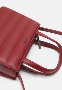 Calvin Klein LINE QUILT MINI TOTE - Borsa a mano - biking red