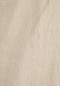 Lichtbeige linnen stof met een fijne, gestructureerde weefsel, met subtiele nuances in toon en een lichte glans, ideaal voor kleding of woningdecoratie.