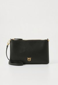 Bolsa de couro preta com ferragens douradas, fecho de correr e alça de ombro destacável. Apresenta um pequeno logotipo na frente.