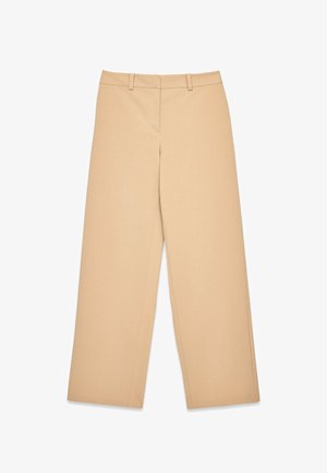 Kreemjad laiad püksid, mis on valmistatud siledast kangast, keskmise kõrgusega vöörihmaga, vöökohaga aasadega ja esikrae detailidega, et saavutada kohandatud välimus.