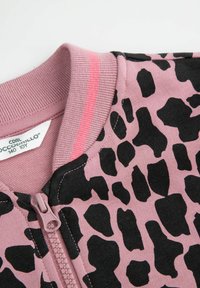 Różowa kurtka na zamek z czarnym nadrukiem w panterkę. Posiada żeberkowy kołnierz z różowymi akcentami. Wykonana z miękkiego materiału, idealna na co dzień.