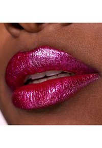Jasny fuksyjowy kolor szminki z połyskującym, lśniącym wykończeniem, podkreślony drobnymi cząstkami brokatu. Gładka tekstura i pełny kształt.