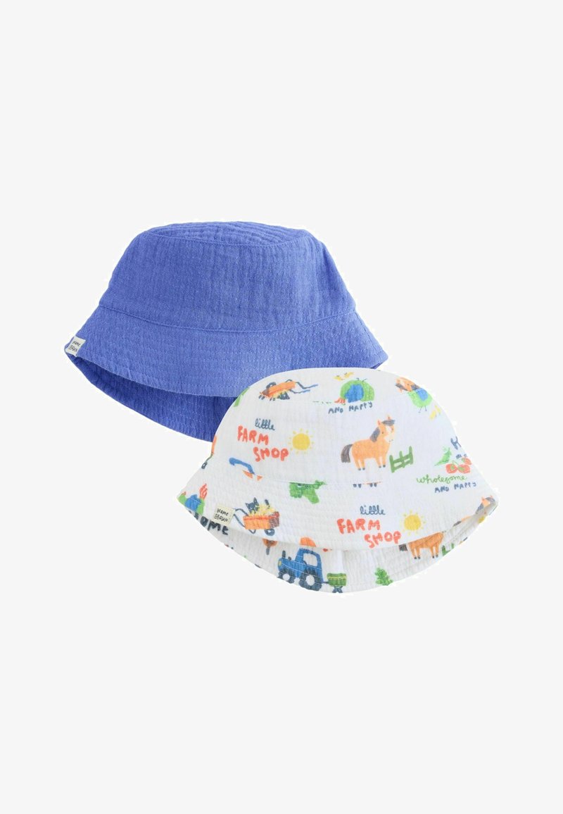 Deux chapeaux bob, l'un bleu uni et l'autre blanc avec des illustrations colorées sur le thème de la ferme, incluant des animaux, des tracteurs et du texte.