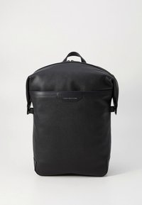 Μαύρο σακίδιο από δερματίνη με υφή, με στρογγυλεμένη κορυφή, κλείσιμο με φερμουάρ, ρυθμιζόμενους ιμάντες και λογότυπο στο μπροστινό πάνελ.