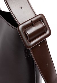 NA-KD BUCKLE - Käsilaukku - dark brown
