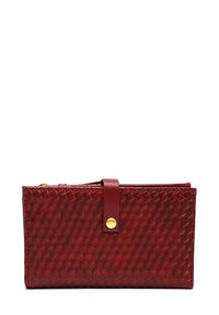 Portafoglio in pelle intrecciata rossa con una texture liscia, dotato di chiusura a bottone dorato e una cinghia in pelle marrone. Forma rettangolare compatta.