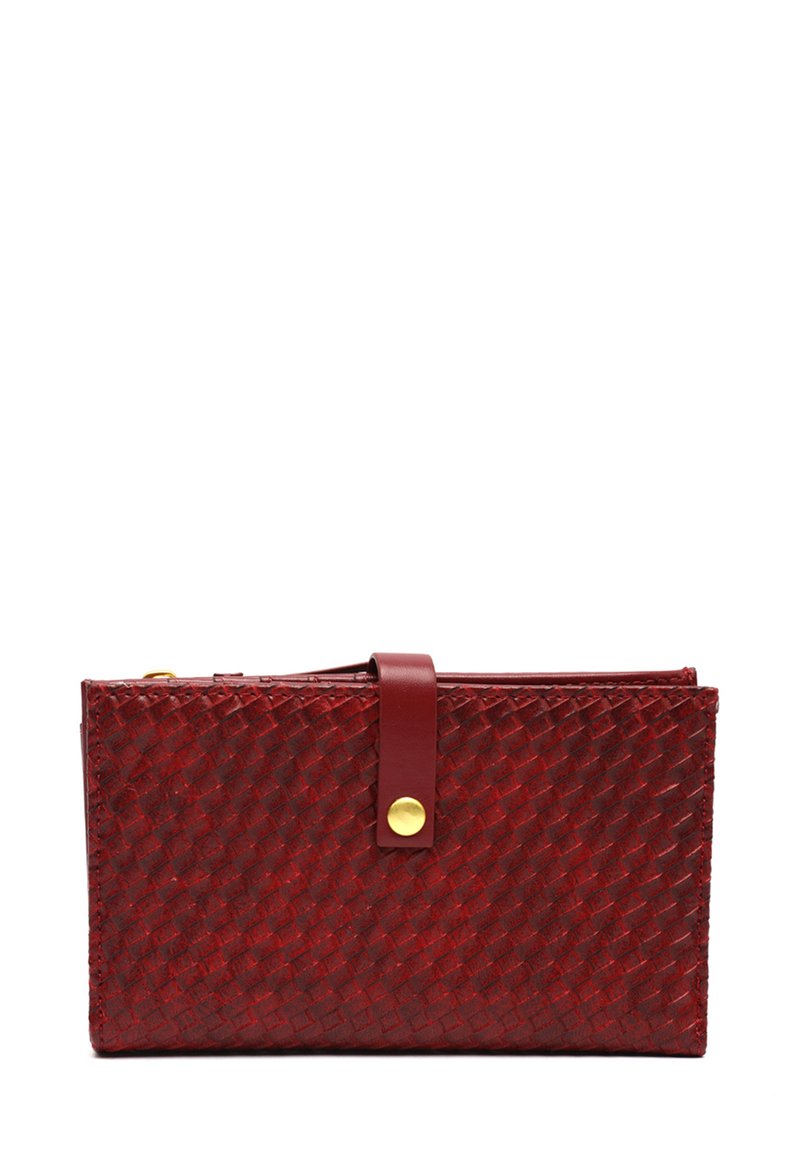 Portafoglio in pelle intrecciata rossa con una texture liscia, dotato di chiusura a bottone dorato e una cinghia in pelle marrone. Forma rettangolare compatta.