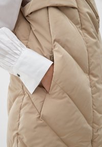s.Oliver BLACK LABEL MET EEN REVERSKRAAG - Weste - beige