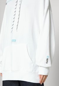 Levi's® PRISM HOODIE - Športni pulover - babytab/sporty white