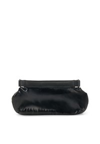 Borsa nera con un corpo lucido e imbottito, dotata di una tracolla in pelle testurizzata. Il design è compatto, con una forma arrotondata e una superficie liscia.