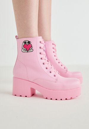 LOVE URSELF  - Šněrovací vysoké boty - pink