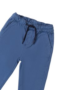 Pantaloni blu con vita elastica e cordino, dotati di due tasche laterali e di un tessuto liscio e strutturato.