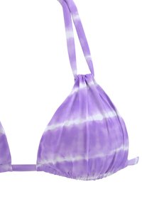 Fialový tie-dye trojúhelníkový bikiny top s nastavovacími ramínky a nařasenou látkou pro texturu. Materiál je měkký a elastický.