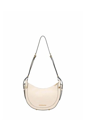 Sac à main en cuir crème en forme de demi-lune avec bandoulière noire réglable, ferrures dorées, fermeture éclair et petit logo de la marque sur le devant.