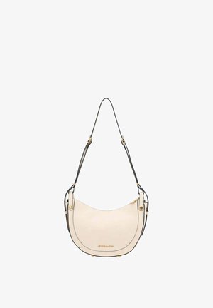 Sac à main en cuir crème en forme de demi-lune avec bandoulière noire réglable, ferrures dorées, fermeture éclair et petit logo de la marque sur le devant.