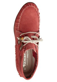 Červená semišová bota s kulatou špičkou, dekorativním prošíváním a světle šedými tkaničkami. Má květinové ozdoby a polstrovanou stélku.