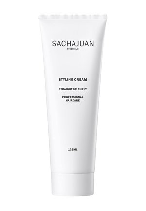 SACHAJUAN Styling Cream in einer weißen, quetschbaren Tube, etikettiert für glattes oder lockiges Haar, mit schwarzem Text und einem Inhalt von 125 ml.