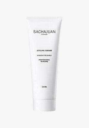 SACHAJUAN Styling Cream in einer weißen, quetschbaren Tube, etikettiert für glattes oder lockiges Haar, mit schwarzem Text und einem Inhalt von 125 ml.