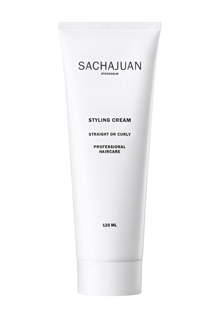 Crema per lo styling SACHAJUAN in un tubo bianco e pressabile, etichettato per capelli lisci o ricci, con testo nero e un volume di 125 ml.