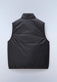 Schwarze ärmellose Weste mit hohem Kragen, glatter Textur und elastischem Saum. Der Rücken zeichnet sich durch dezente Falten aus, die für zusätzliche Form sorgen.