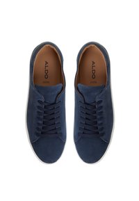 Sneakers in suede blu navy con suole in gomma bianca, dotati di sei occhielli e lacci scuri. L'interno presenta una fodera color nocciola con il logo del brand.