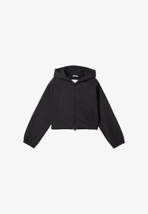 Haut à capuche noir coupé, avec des manches longues, fermeture éclair à l'avant, ourlet à cordon de serrage et deux poches latérales. Tissu lisse avec des détails de couture visibles.