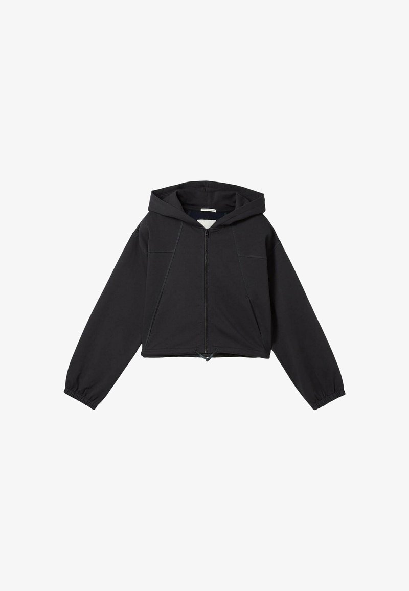 Haut à capuche noir coupé, avec des manches longues, fermeture éclair à l'avant, ourlet à cordon de serrage et deux poches latérales. Tissu lisse avec des détails de couture visibles.