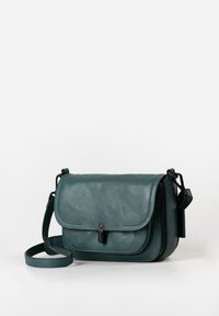 Taschen aus tealfarbenem Leder mit Klappenverschluss, verstellbarem Riemen und schwarzen Hardware-Details. Glatte Textur mit abgerundeten Kanten.