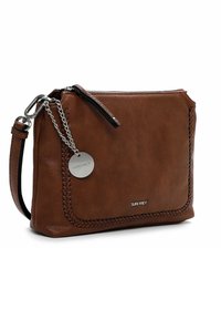 Clutch in pelle marrone con dettagli intrecciati, accento in chain argentato e chiusura con zip. Presenta una placca con logo sul davanti. Forma rettangolare compatta.