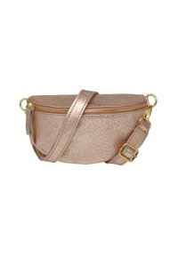 Sac bandoulière en métal rose doré avec une forme incurvée, fermeture zippée et bandoulière réglable. Présente des finitions en métal doré et une surface texturée.