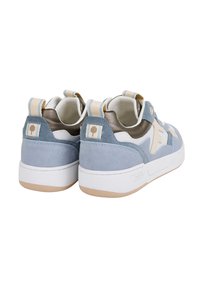 Sneaker blu scamosciati con accenti bianchi e beige, dotati di un tallone metallico liscio e linguette a righe. Suola bianca con dettagli beige.