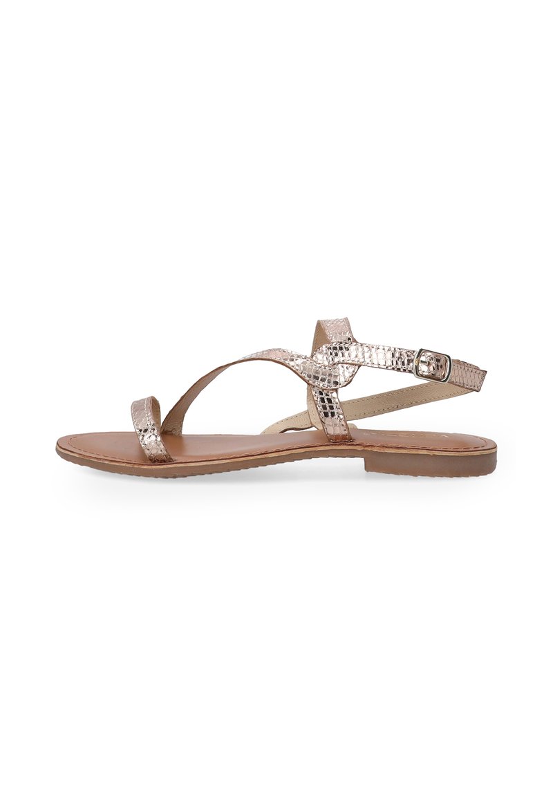 Flade sandaler med en metallisk rosaguld-finish, med krydssnore og en justerbar ankelspænde på en lys brun sål.