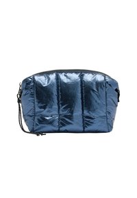 Metaliczna niebieska saszetka z pikowanym wzorem, zaokrąglony kształt, zamek błyskawiczny na górze i teksturowane wykończenie. Posiada odczepiany pasek.