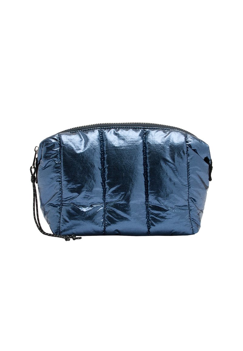 Metaliczna niebieska saszetka z pikowanym wzorem, zaokrąglony kształt, zamek błyskawiczny na górze i teksturowane wykończenie. Posiada odczepiany pasek.