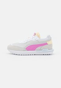 Sneaker con una toma in tessuto grigio e camoscio, con un logo laterale rosa, lacci bianchi e dettagli gialli sul tallone. Suola in gomma leggera.