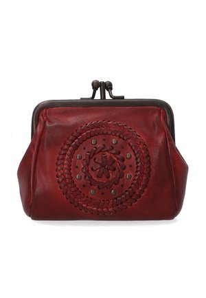 Rote Leder-Clutch mit einem dekorativen, geprägten, kreisförmigen Design, geflochtenen Akzenten und einem Klickverschluss. Glatte Oberfläche mit Metalldetails.