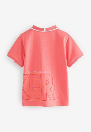 Korálová polokošela s bielym golierom, krátkymi rukávmi a veľkým potlačeným logom "AKER" v žltej a bielej farbe na chrbte. Bavlnený materiál.